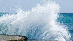 Эффектные фонтаны разбивающихся о берег волн — это тоже результат гидроудара.